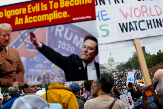 5일(현지시간) 미국 워싱턴 D.C. 내셔널몰에 수천 명의 시위대가 모여 도널드 트럼프 미국 대통령과 그의 참모인 일론 머스크 테슬라 CEO에 반대하고 있다. 연합뉴스.